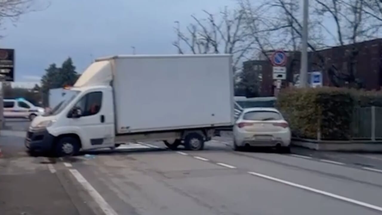 Incappucciati, organizzati e pericolosi: bloccano Via Paradigna e fanno razzia