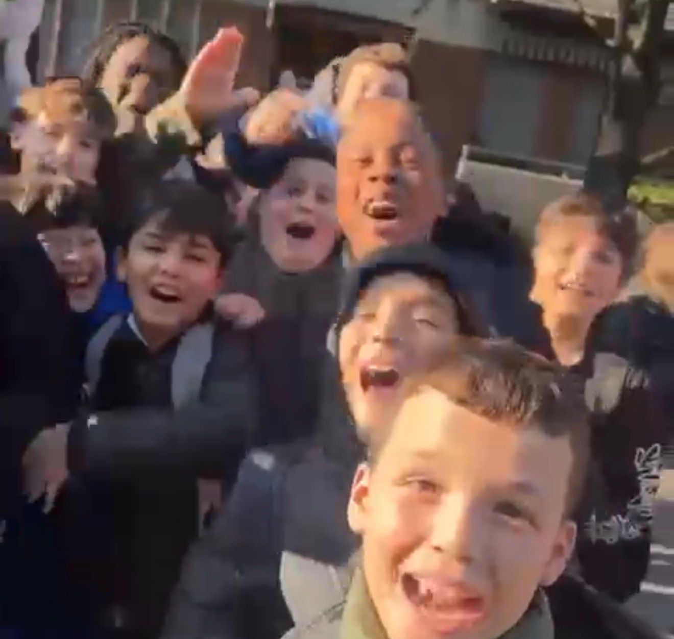 Modelli culturali discutibili e minorenni coinvolti nel video “Parma città di maranza” – VIDEO