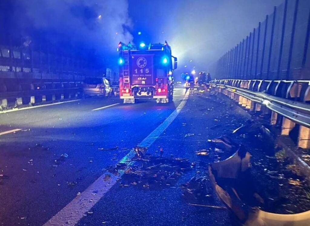 Drammatico schianto sulla Cisa: sorpasso azzardato, auto si schianta contro un camion. L’autista morto carbonizzato – FOTO