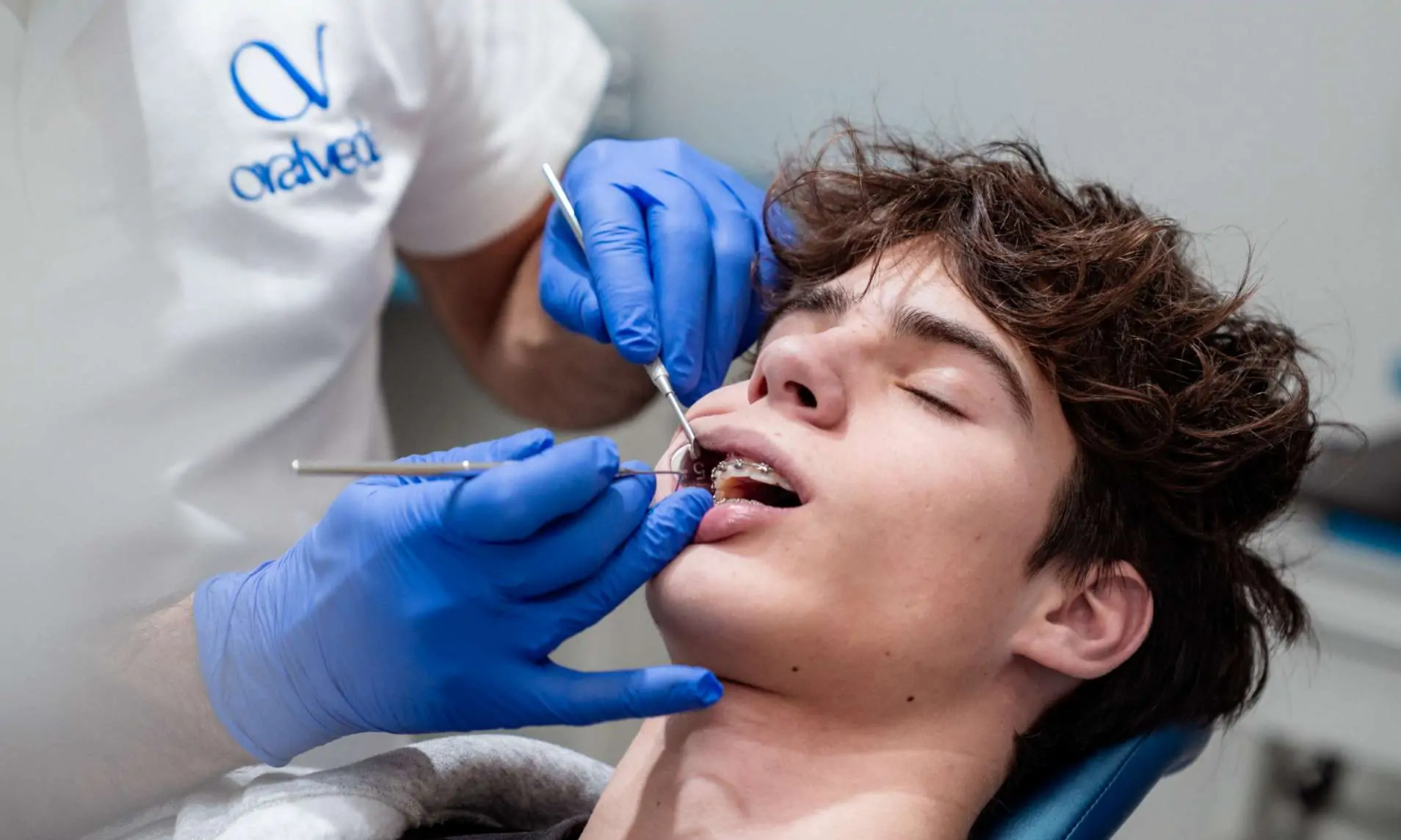 È possibile mantenere un’estetica naturale con l’apparecchio dentale a Salò?