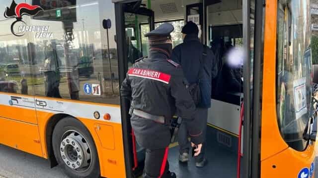 Ruba il borsello a un controllore sul bus: denunciato 19enne