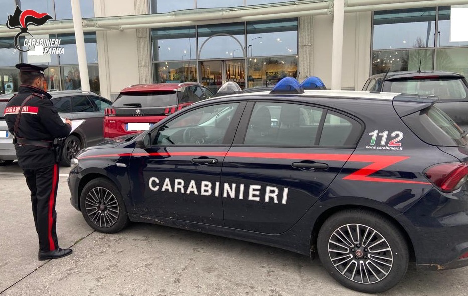 Zaino “magico” per eludere l’allarme: 26enne arrestato durante un furto in un negozio