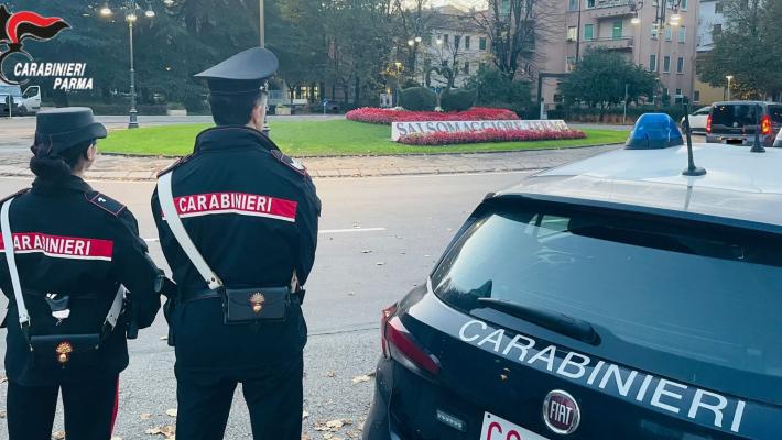 Brandiscono una bottiglia e si scagliano sui militari: arrestati due ragazzi a Salsomaggiore
