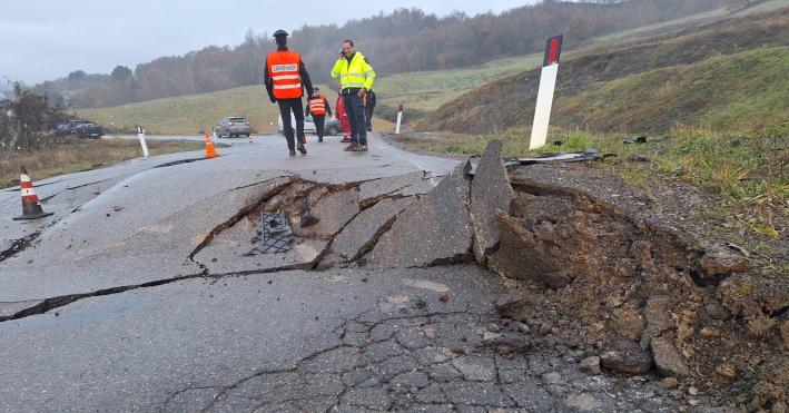 Tizzano: si muove la frana di Cisone. Danni sulla Massese, viabilità alternata