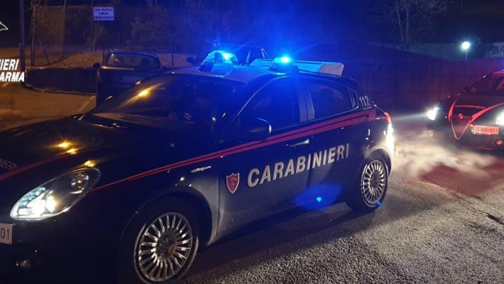 Richiamato per molestie, torna armato di coltello: paura in un bar. Denunciato
