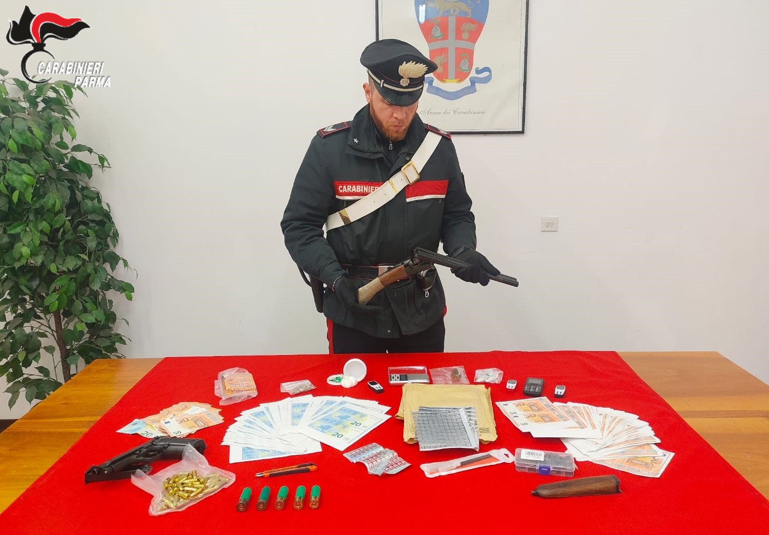 Arrestato 26enne: falsificava banconote, nascondeva droga e armi in casa