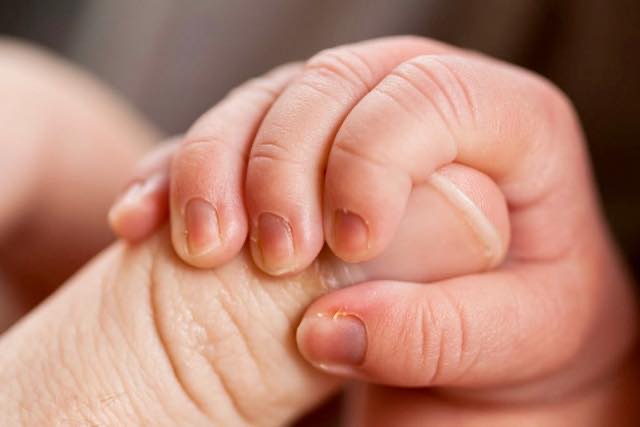 Tragedia in un asilo: bimbo di un anno trovato morto dopo il riposo pomeridiano