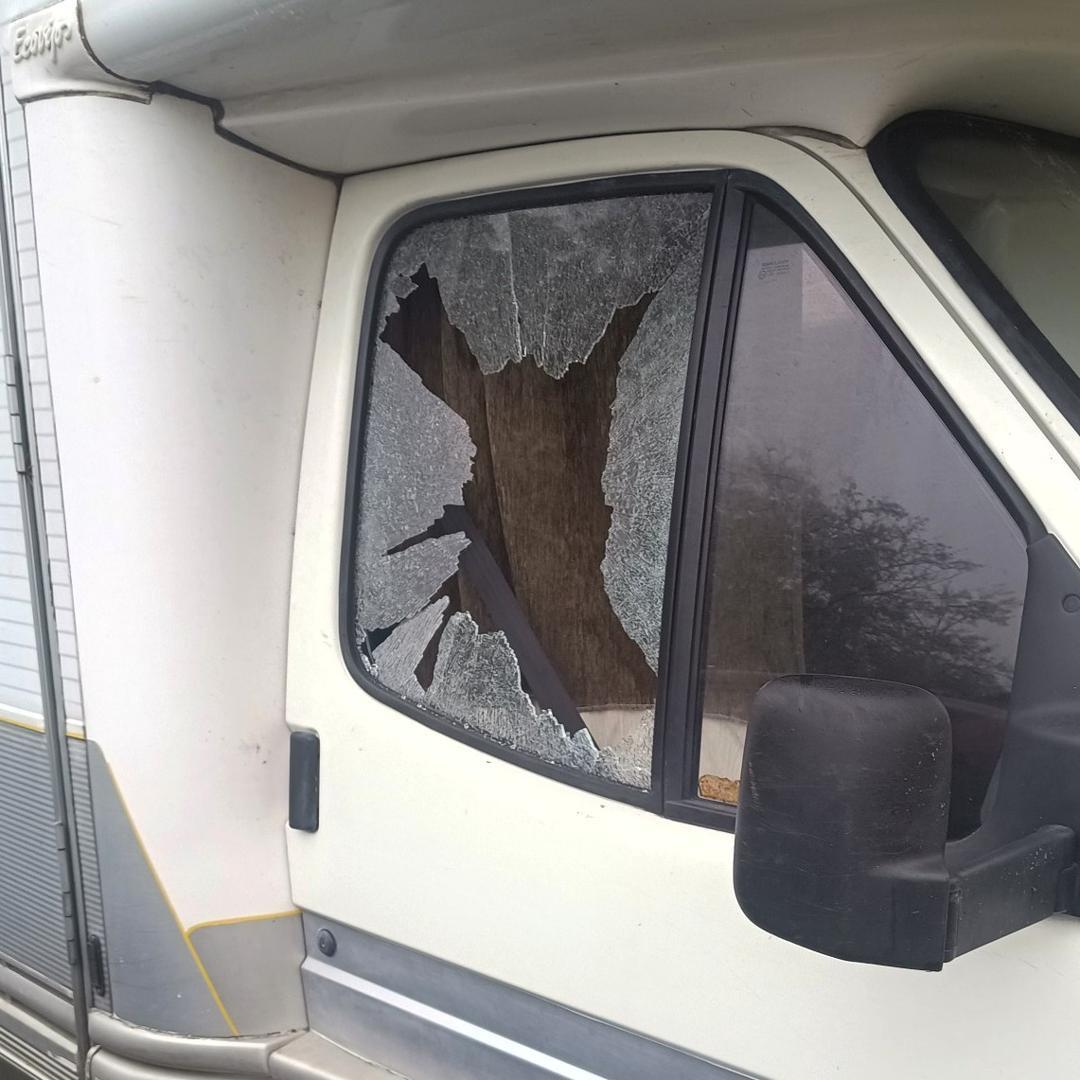 Spaccano il vetro di una roulotte e ci insediano dentro: paura in Via Montanara