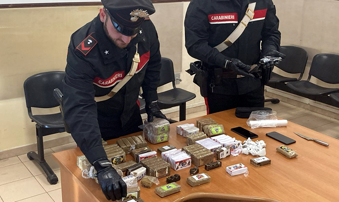 27 dosi di cocaina, 8 di eroina: arrestato ed espulso nigeriano 29enne