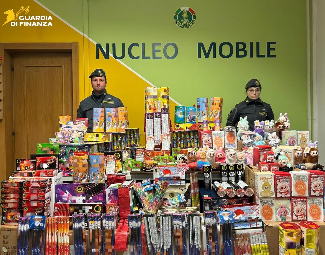 Controlli negli empori cinesi: sequestrati 235 Lububu falsi e 55mila petardi pericolosi. Una denuncia