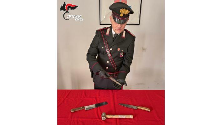 “Silenzio, fate troppo rumore”: e minaccia un gruppo di giovani con un coltello. Denunciato 70enne