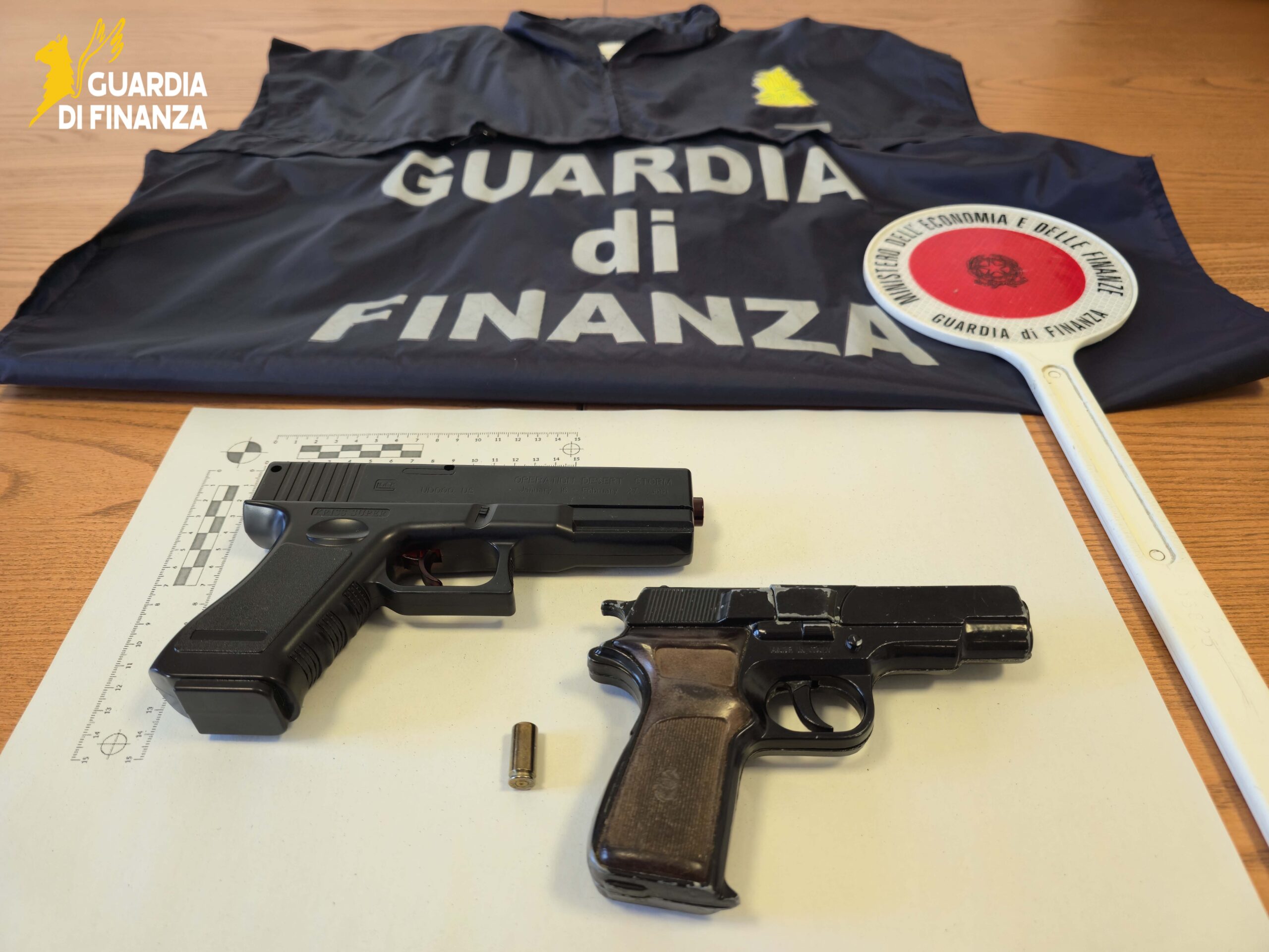 Terrore in stazione a Parma: puntano la pistola contro una ragazza per rapinarla del cellulare
