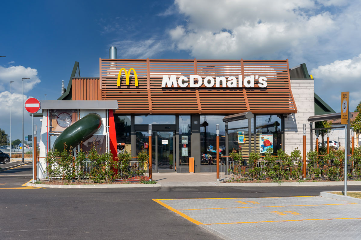 Spray al peperoncino dentro il McDonald’s, tanta paura e una giovane in Pronto Soccorso