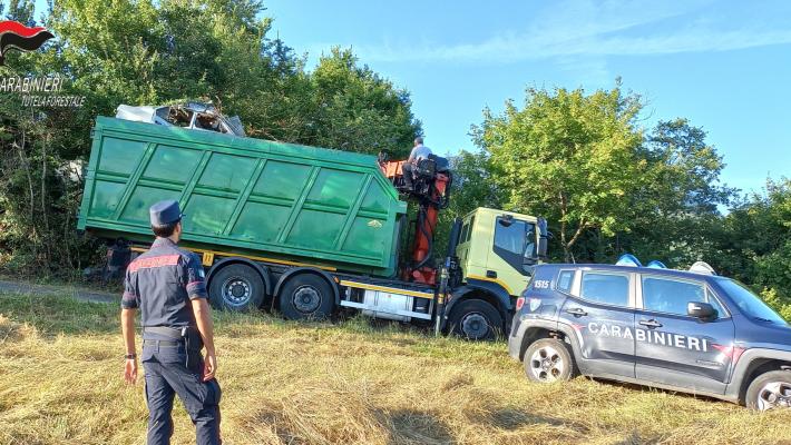 Neviano, addio alla “montagna” di rifiuti: rimossi oltre 70 autoveicoli abbandonati