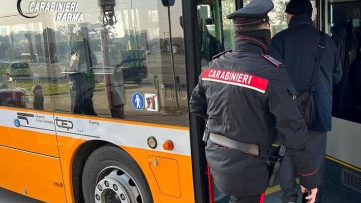 “Aiuto, non mi fanno scendere!”: ma era solo una scusa per nascondere la mancanza del biglietto