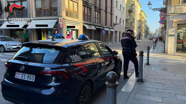 Ruba una mountain bike in pieno centro: tradita dai passanti e bloccata dai Carabinieri in strada Garibaldi