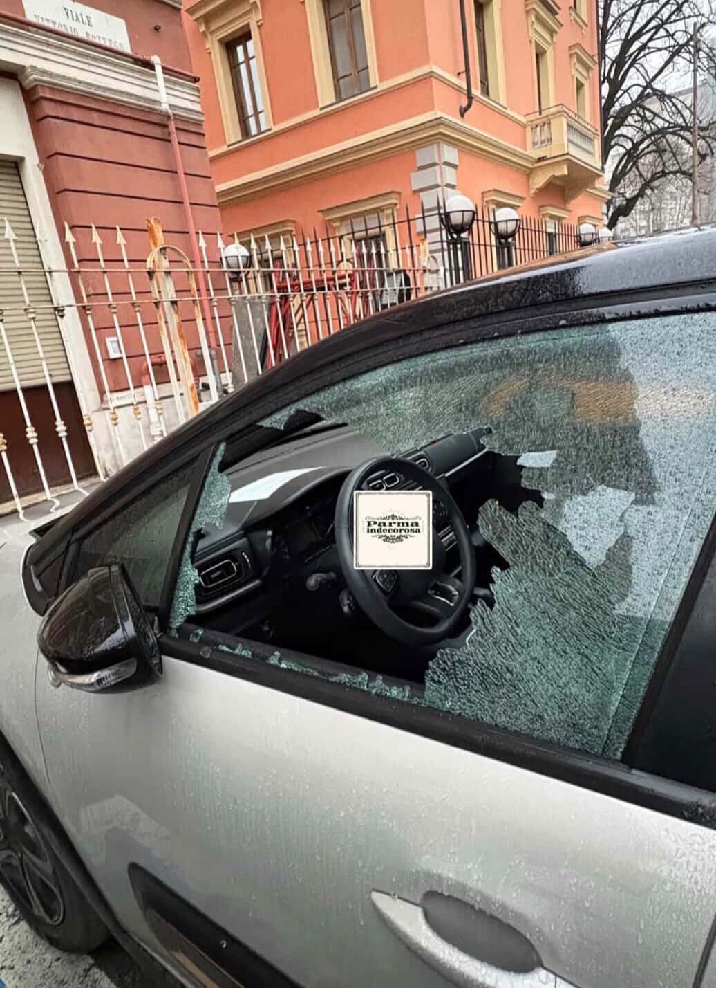 Viale Bottego, “strage di finestrini” nella notte – FOTO