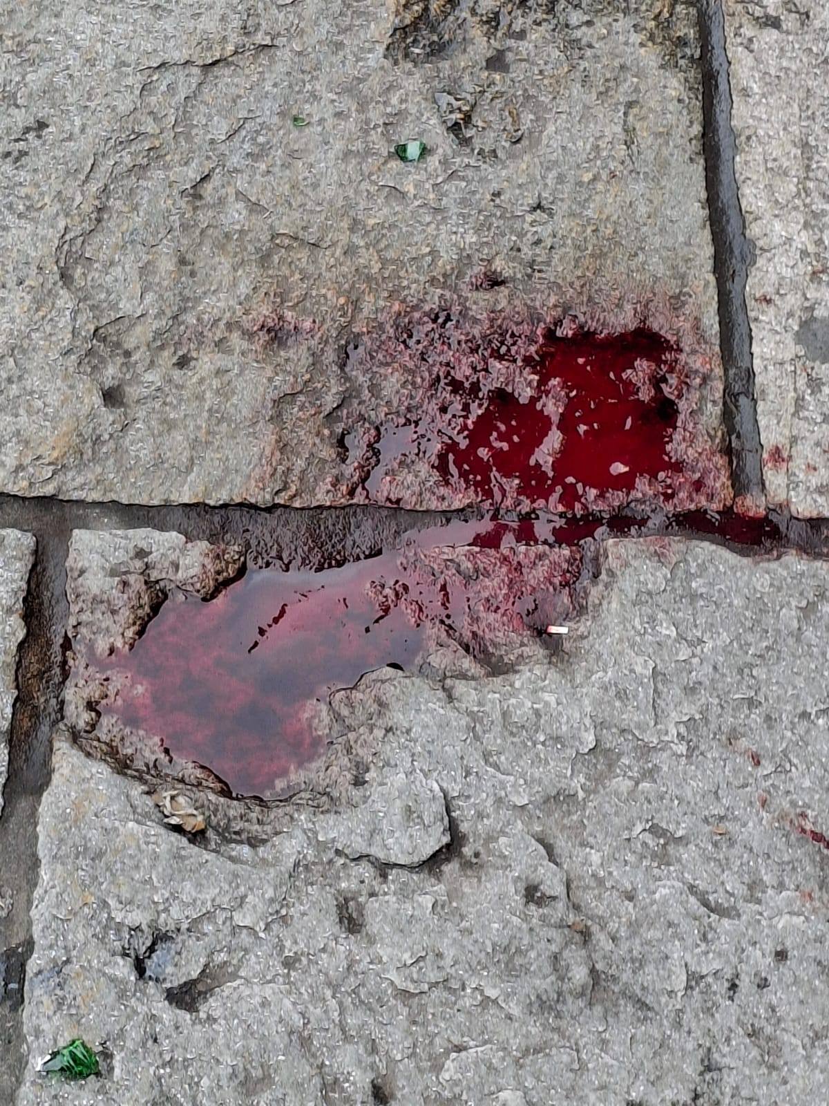 Via Verdi nel degrado: vetri, sangue e fioriere distrutte dopo l’ennesima rissa