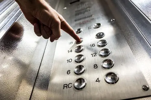 Parma, si nascondeva nel vano dell’ascensore: finisce la fuga della “latitante del condominio”