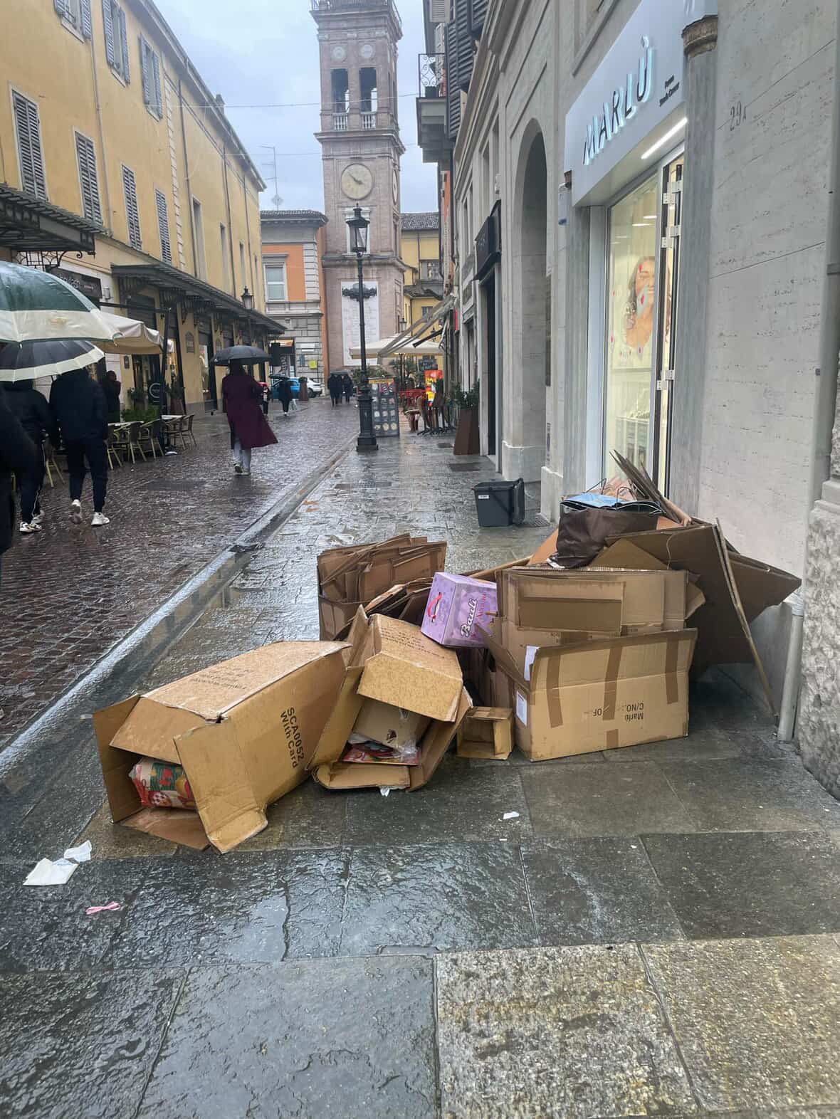 Via Cavour, scatoloni abbandonati e fradici – FOTO