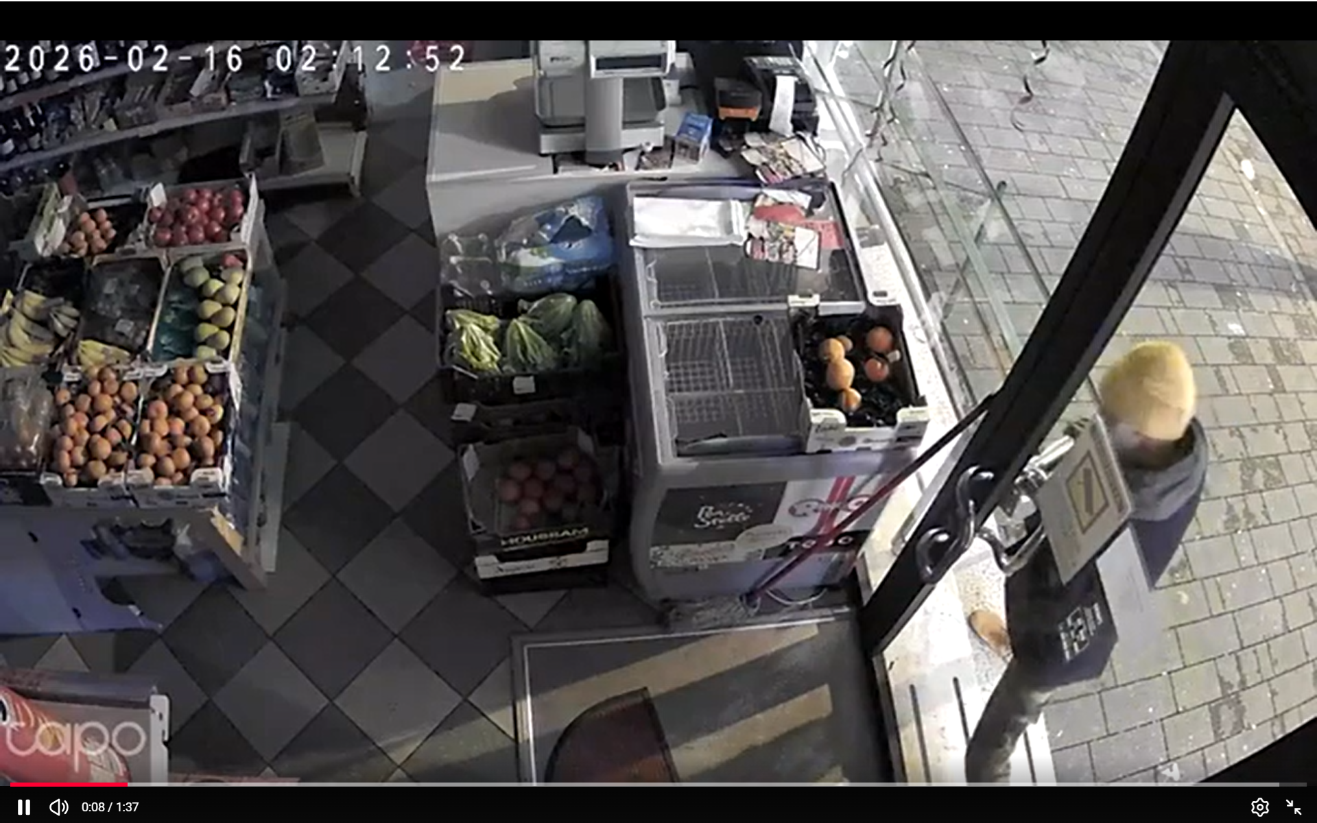 Furto in un negozio di alimentari – ladro ripreso dalle telecamere  – video