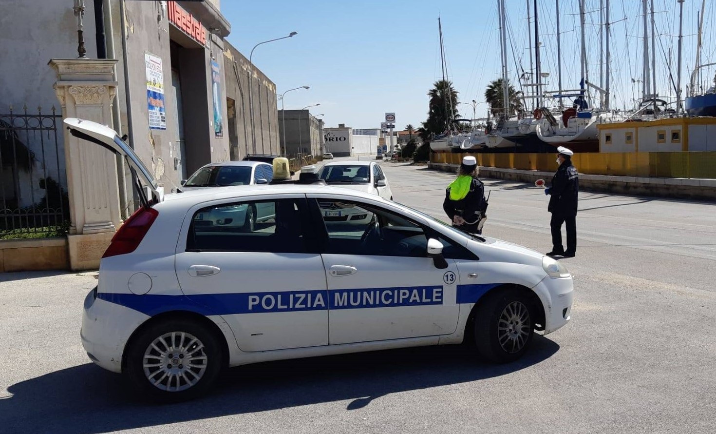 San Leonardo, molestava i passanti in “Zona Rossa”: denunciato e allontanato dalla Polizia Locale