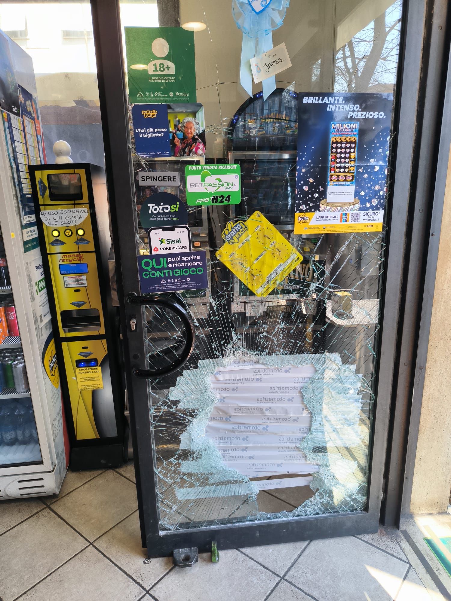 Via Abbeveratoia, spaccata e atto vandalico al Nitro Kar Caffè