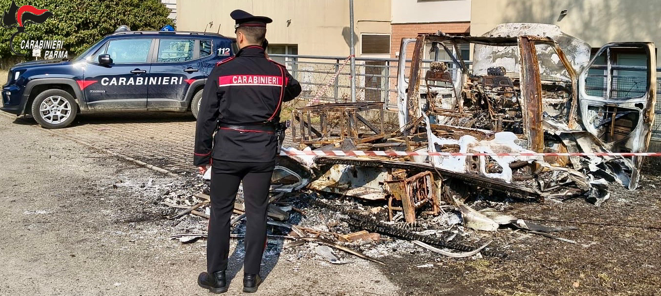 Litiga col marito, poi da fuoco al suo camper e colpisce i carabinieri con una catena di ferro: arrestata 50enne