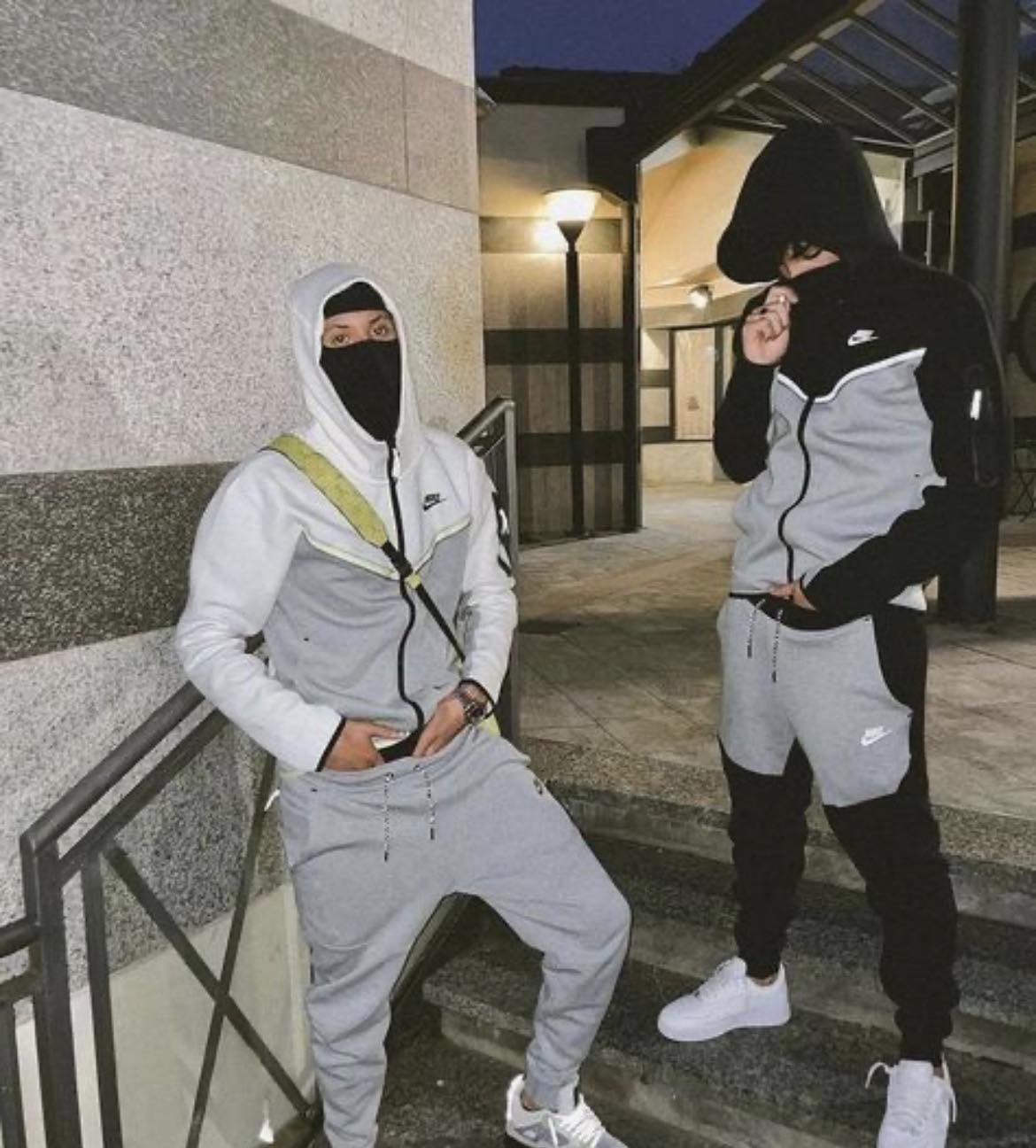 Piazza della Steccata, giovane aggredito e derubato da tre coetanei