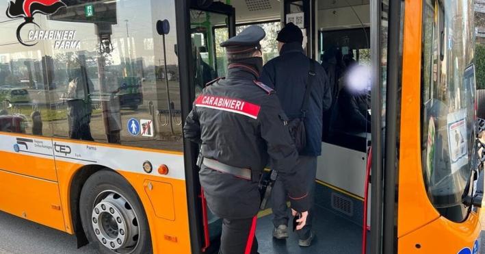 Molestie sul bus: fissa una 18enne e si spoglia, ma le telecamere del bus lo tradiscono