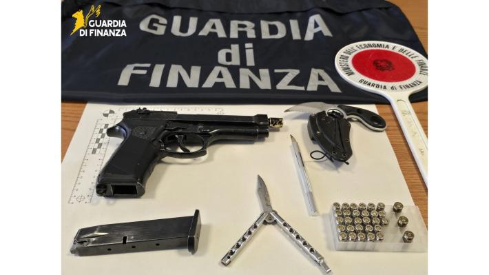 Un arsenale in auto: cinquantenne filippino denunciato dalla Guardia di Finanza