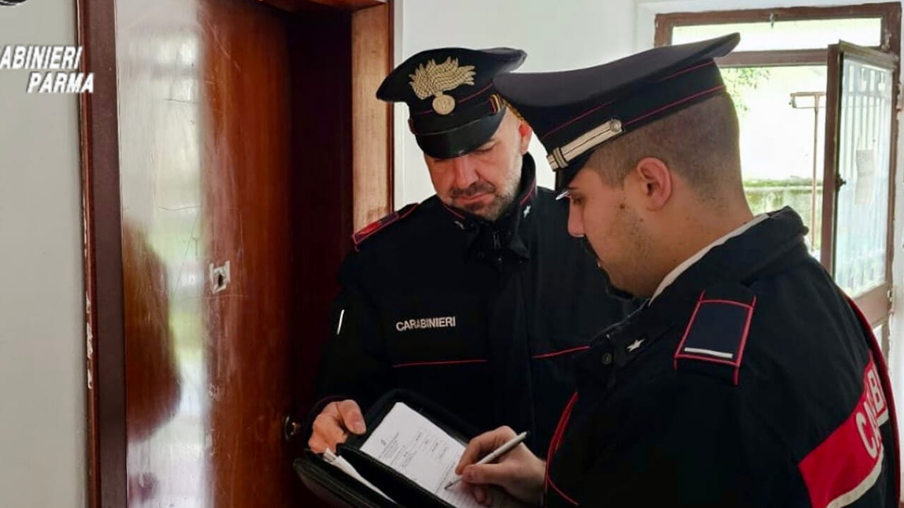 Muore l’anziano e la badante “eredita” la casa (abusivamente): denunciata