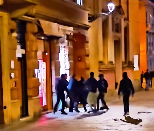 Via Garibaldi, rissa in pieno centro – VIDEO
