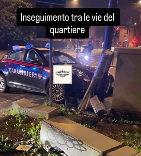 Parma, 40 minuti di terrore: auto contromano e speronamenti in pieno centro. Gazzella contro un lampione, ferito carabiniere – FOTO, VIDEO