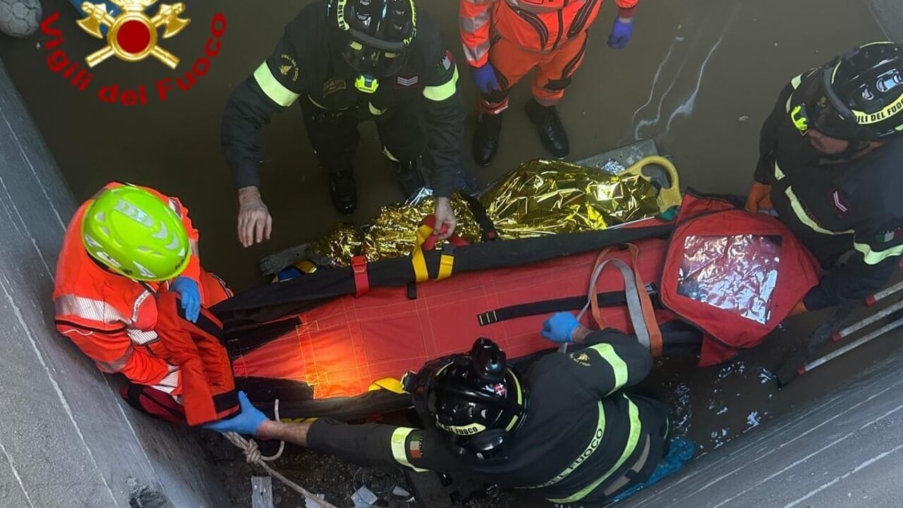 Dramma in fabbrica: operaio cade in una vasca a 90°, gravissimo al Maggiore