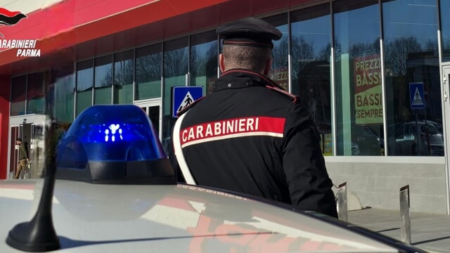 Ubriaco, lancia oggetti di ogni genere contro i carabinieri: arrestato 31enne