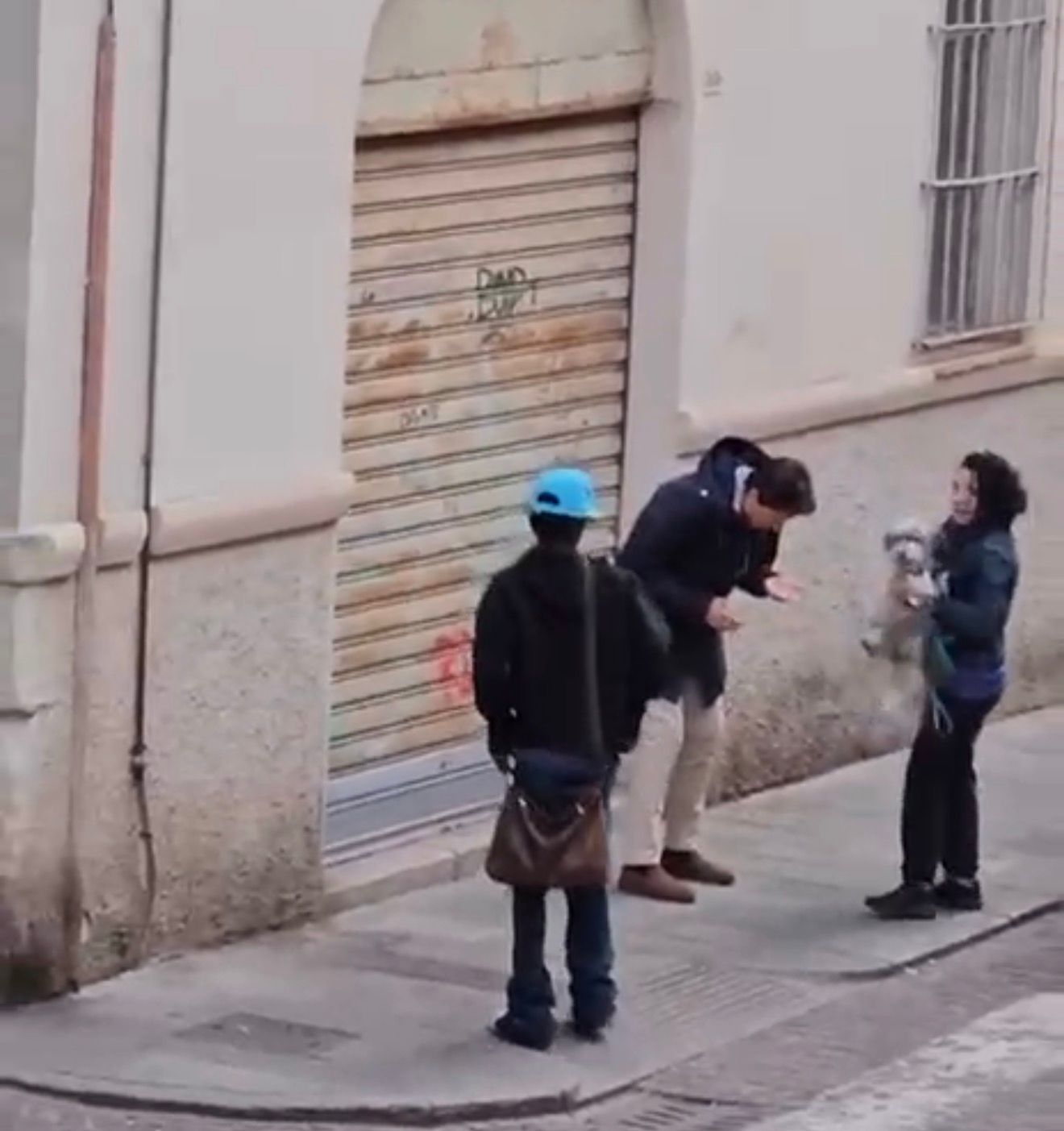 Follia in Borgo Trinità: coppia di giovani aggredita da uno straniero – VIDEO