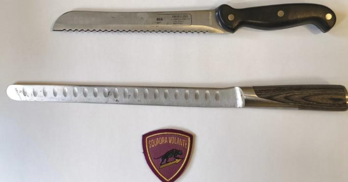 Follia in via Venezia: armato di due maxi-coltelli terrorizza un’officina e aggredisce la Polizia