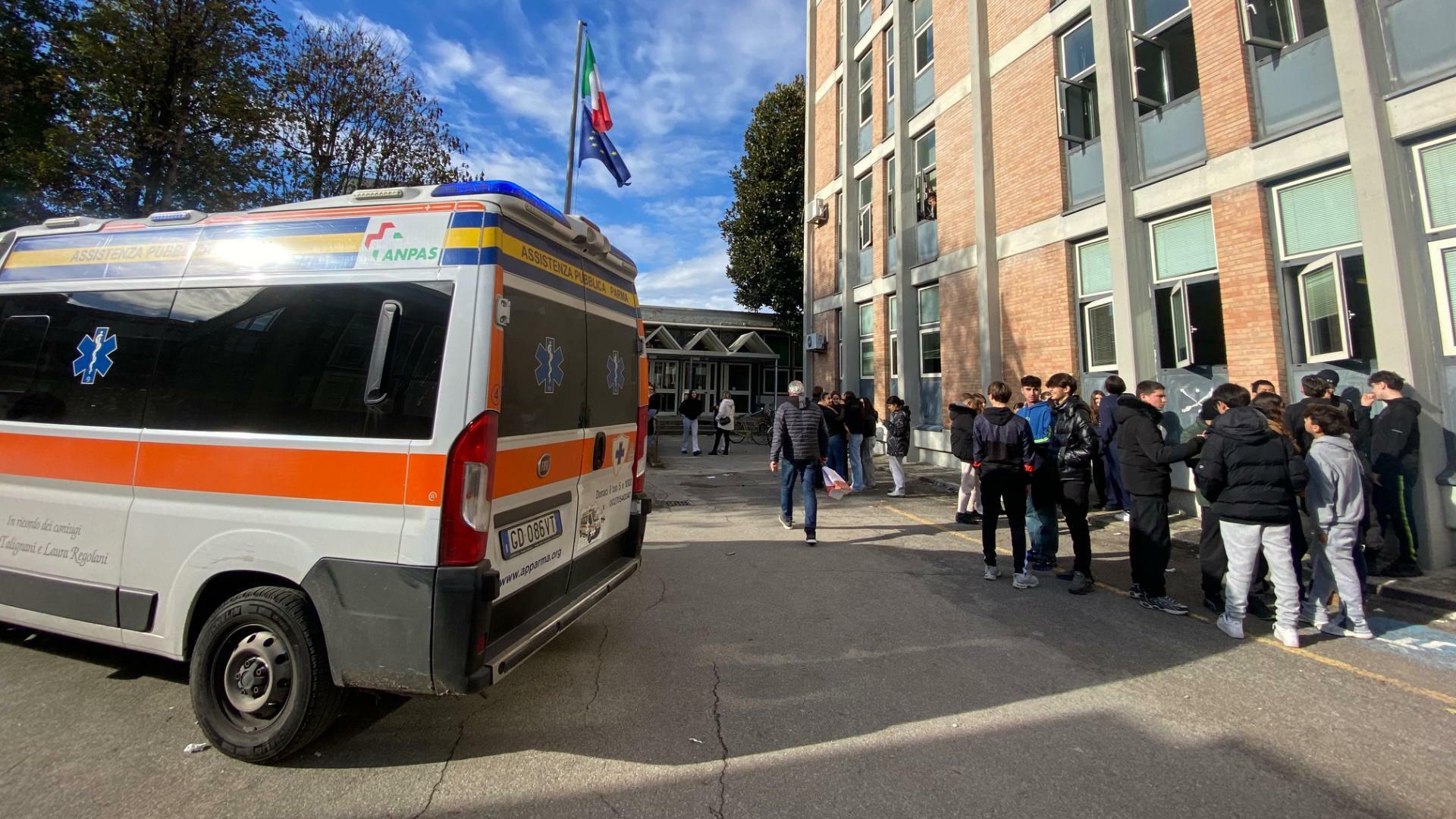 Dramma al Melloni, 17enne cade dal terzo piano. E’ gravissima