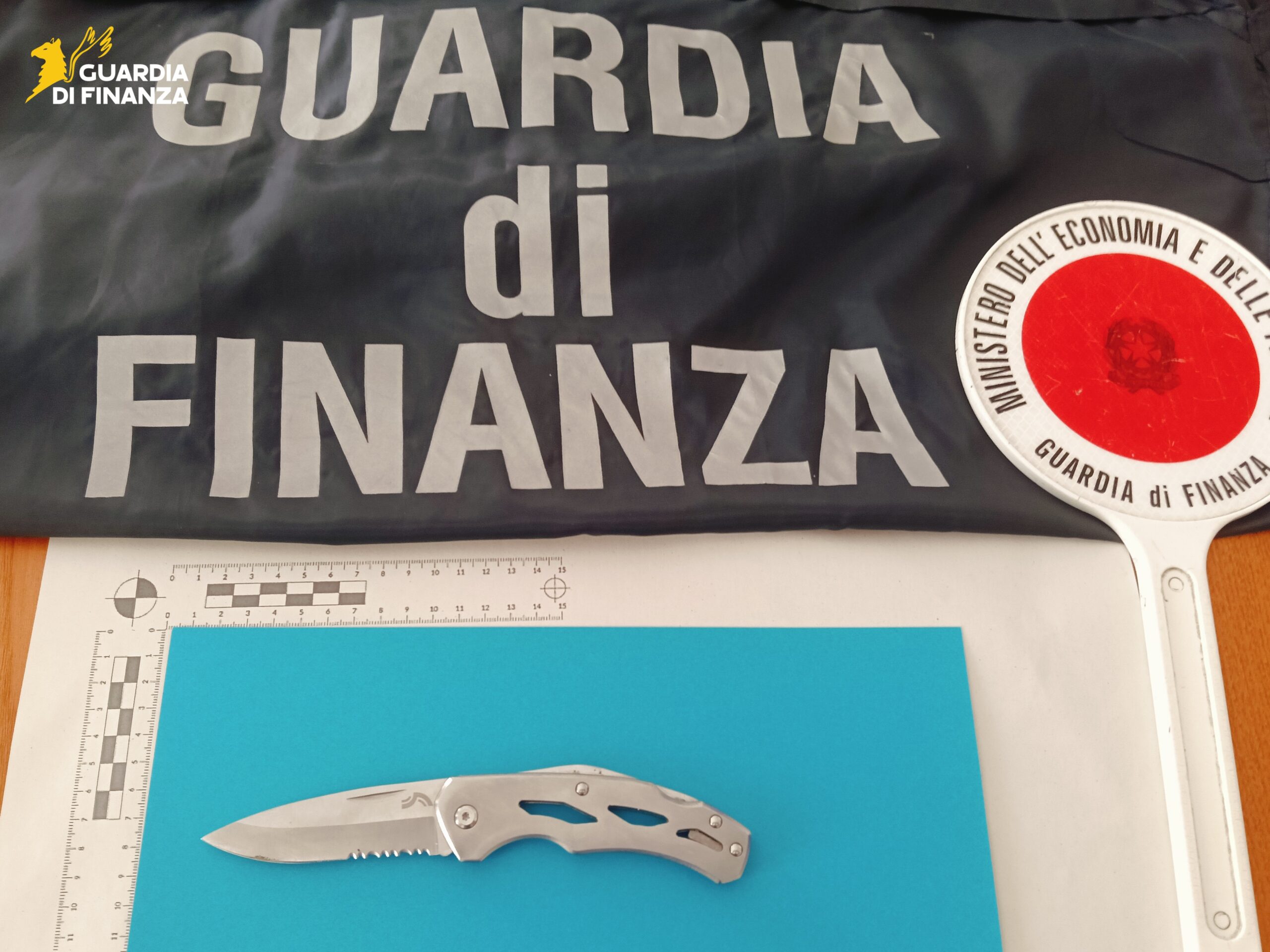Droga tabacco e un coltello: denunciato 16enne