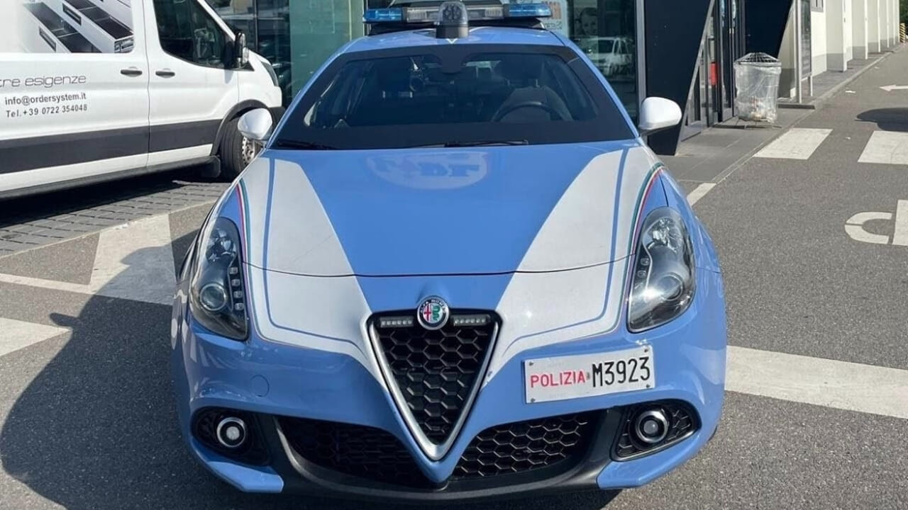 Furia in via Chiavari: morsi, testate e auto della Polizia sfasciata. Arrestato 40enne