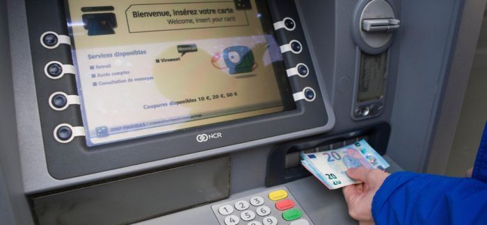Truffa al bancomat: l’inganno dei “20 euro” costa caro a una pensionata