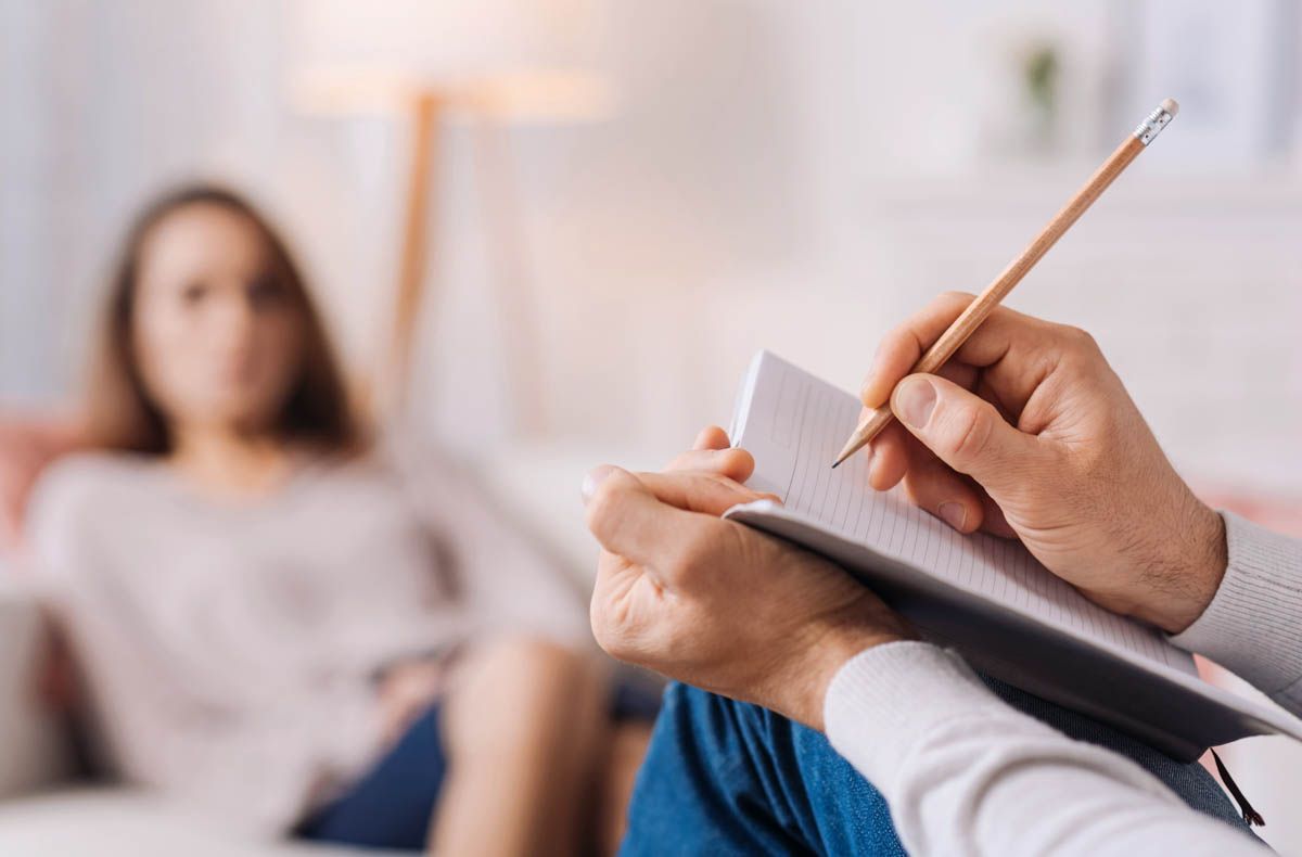 Cosa passa davvero nella mente di uno psicologo durante una seduta?