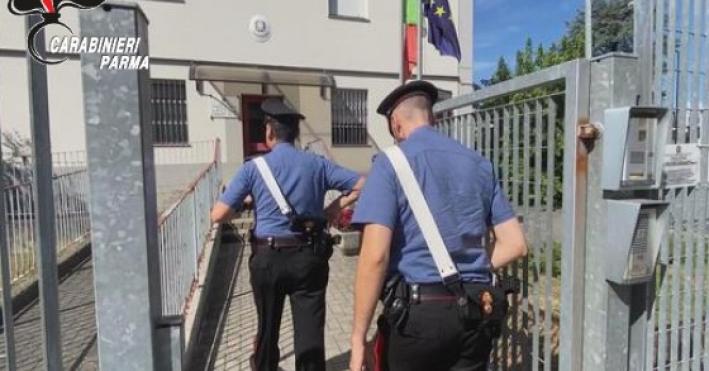 Notte di spaccate a Felino: incastrato dalle telecamere e tradito dall’allarme, 30enne finisce in carcere