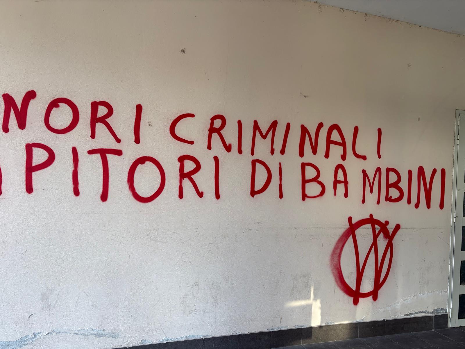 Scritte ingiuriose sui muri del polo Montanara. CGIL: “Violato il lavoro di chi tutela le fragilità”
