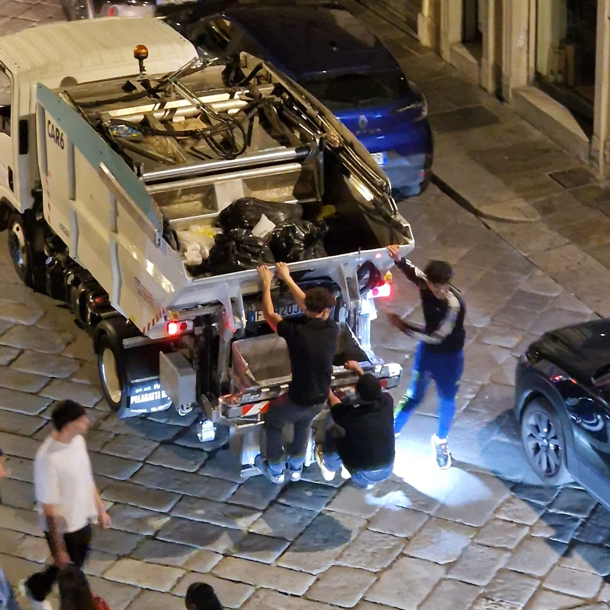 Via Farini, ragazzini saltano sul furgone dei rifiuti – FOTO