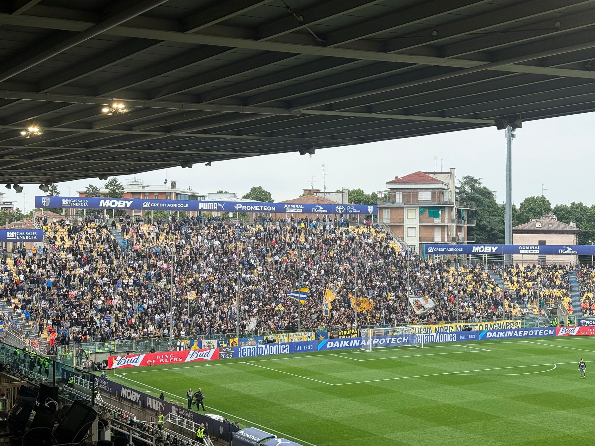 Parma pazzo e bellissimo contro la Roma va sotto, la ribalta, la perde in extremis su rigore