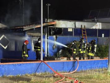 Fiamme all’ex Aqualena: l’ombra del dolo su una struttura già nel baratro