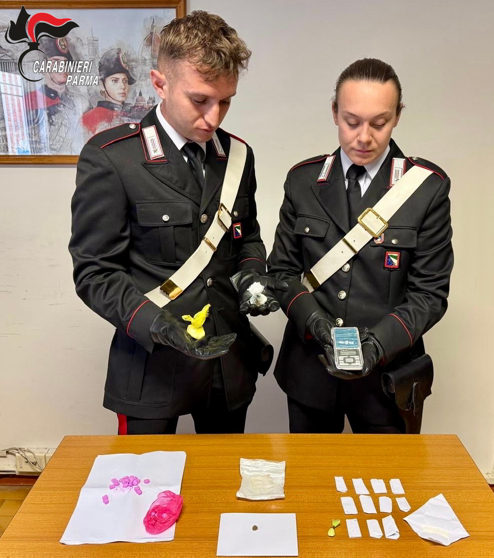 Beccato in stazione con lo “zaino-bazar”: sequestrate decine di dosi di ecstasy e ketamina