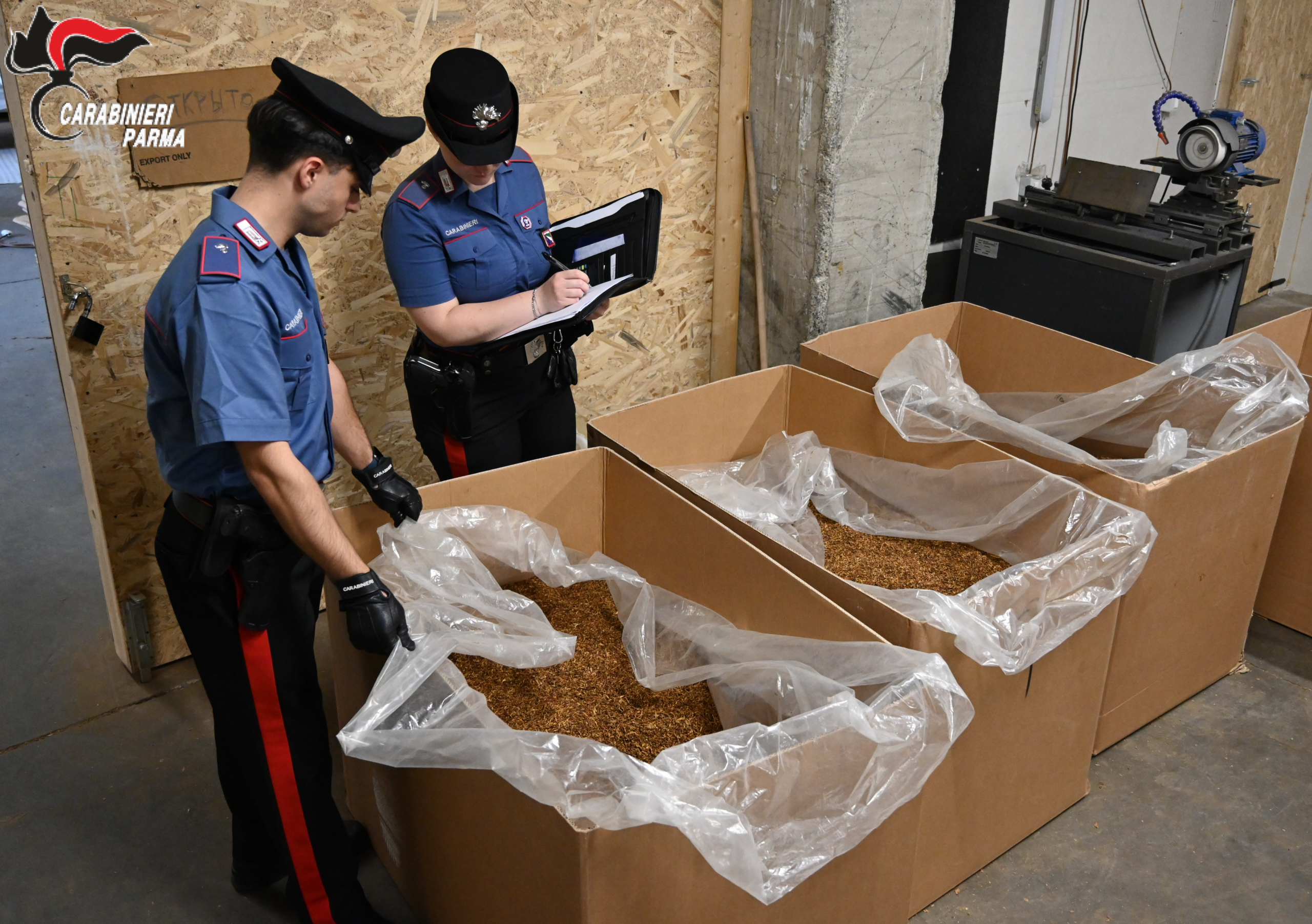 Maxi fabbrica clandestina di sigarette scoperta a Parma: 12 arresti, sequestrate 20 tonnellate di tabacco